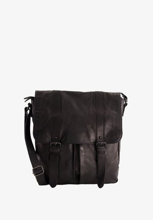 Sort læder messenger taske med klaplukning, to frontstropper og en justerbar skulderrem. Glat tekstur, minimalistisk design.