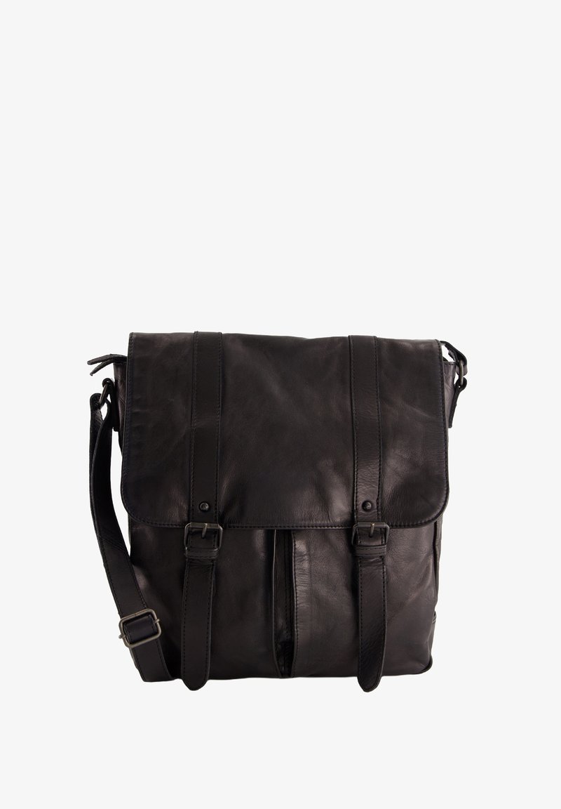 Sort læder messenger taske med klaplukning, to frontstropper og en justerbar skulderrem. Glat tekstur, minimalistisk design.