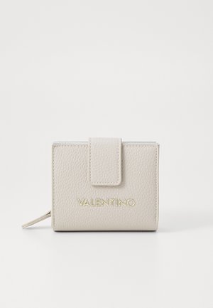 Lichtgrijze leren portemonnee met textuur, voorzien van een druksluiting, een goudkleurig reliëflogo en een ritscompartiment. Compact rechthoekige vorm.