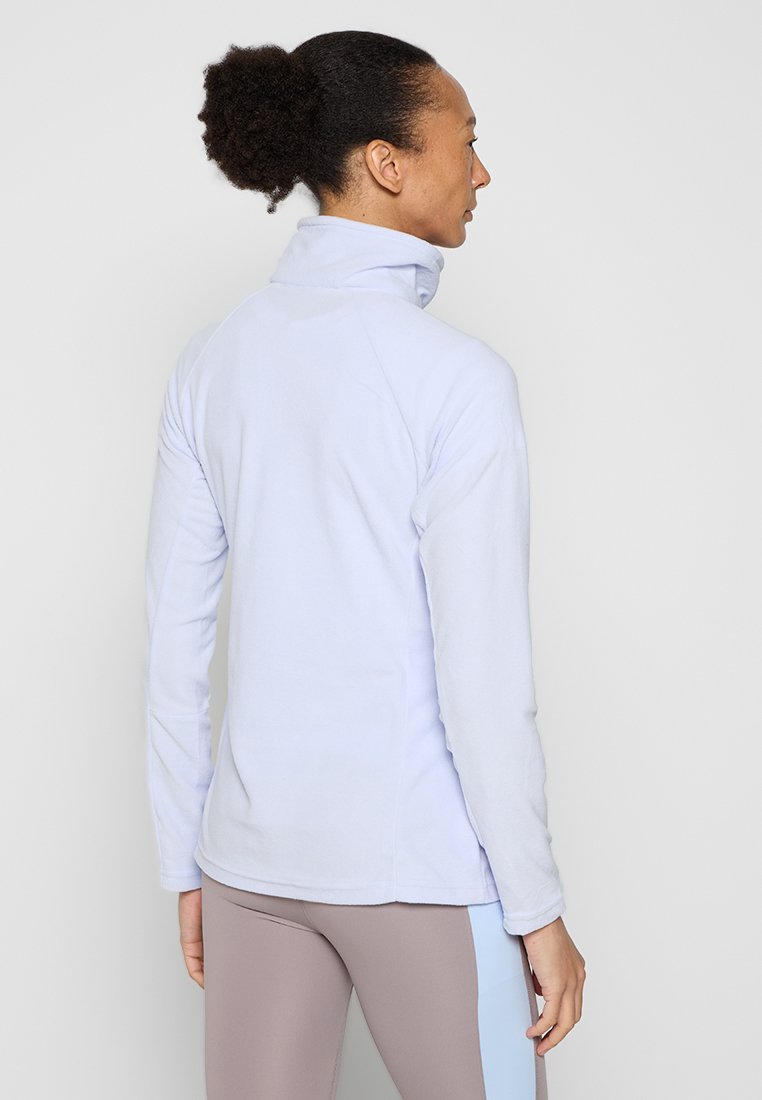 Sudadera de forro polar azul claro con cuello alto y mangas largas. Textura suave y diseño ajustado, con mangas raglán para mayor libertad de movimiento.