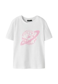 Camiseta de algodón blanca con un gráfico de un planeta a cuadros rosa rodeado por un anillo. Diseño de manga corta y cuello redondo.