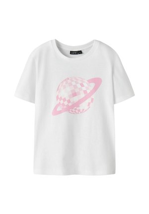 T-shirt en coton blanc avec un graphique de planète à carreaux roses entouré d'un anneau. Manches courtes et col rond.