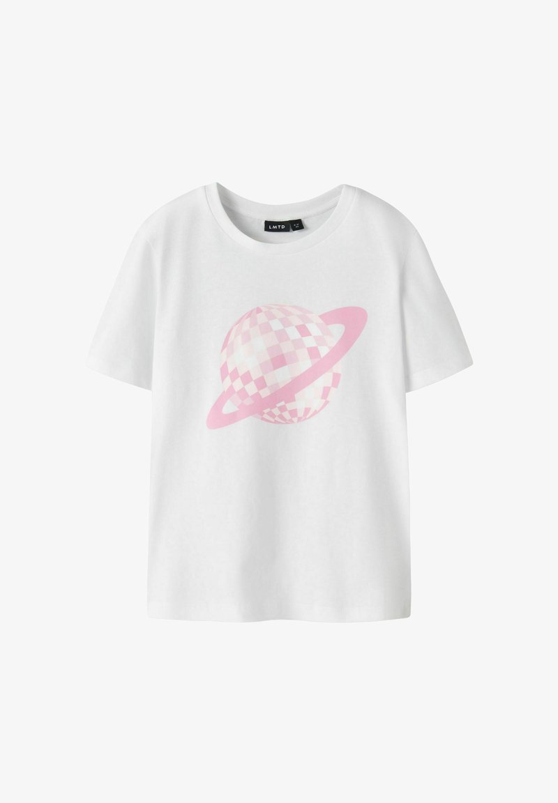 Camiseta de algodón blanca con un gráfico de un planeta a cuadros rosa rodeado por un anillo. Diseño de manga corta y cuello redondo.