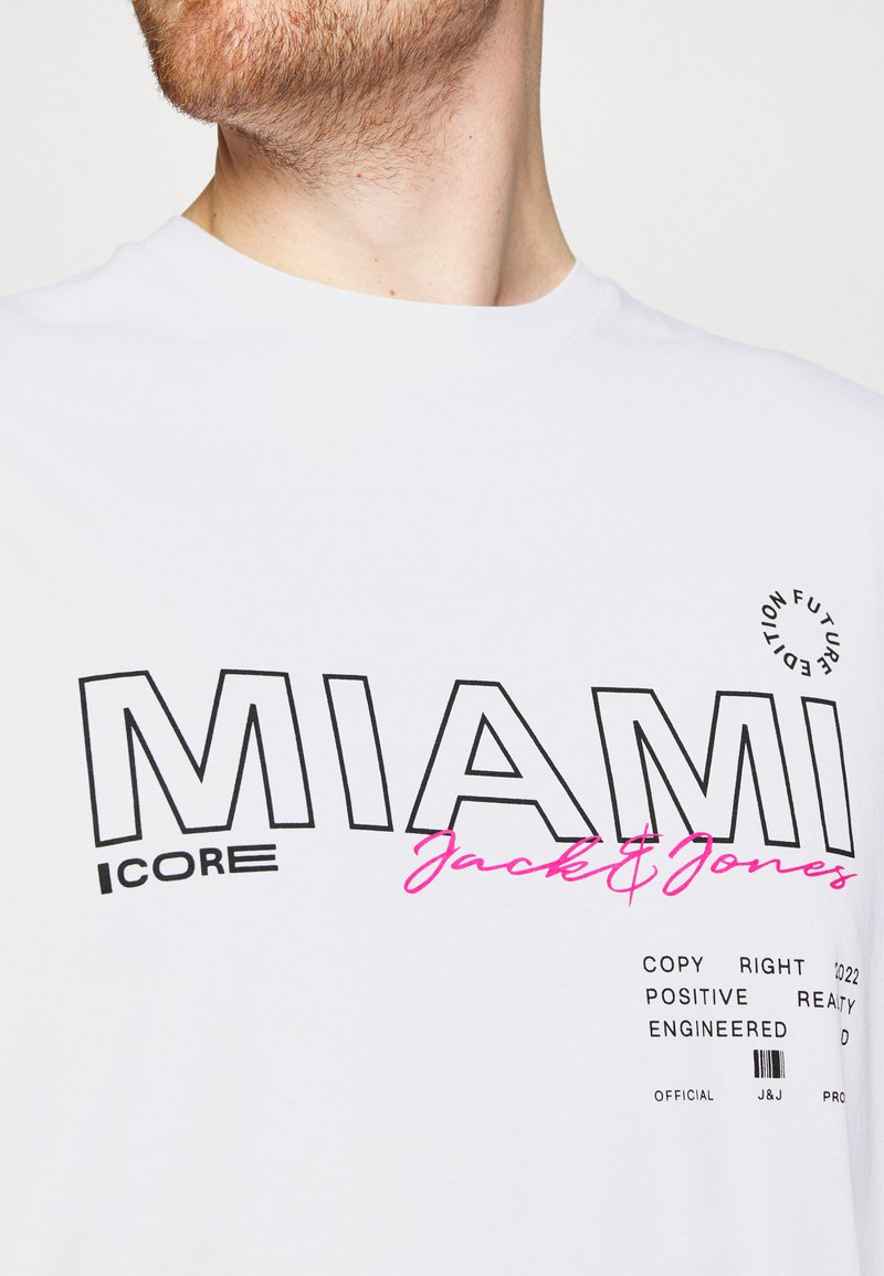 Herren T-Shirts & Polos | Jack & Jones JCOSTAYCATION TEE CREW NECK T-Shirt print white/weiß - QX24577 Herren T-Shirts & Polos | Jack & Jones JCOSTAYCATION TEE CREW NECK T-Shirt print white/weiß - QX24577