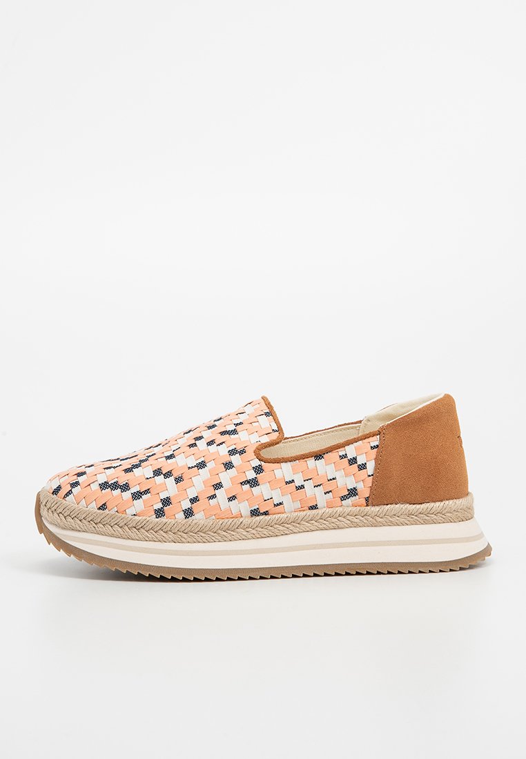 Sneaker im Slip-On-Stil mit einem gewobenen Obermaterial in Pfirsich, Beige und Schwarz, braunem Wildleder-Fersenbereich, Jute-Besatz und weißer Gummisohle mit beigen Streifen und strukturiertem Profil.