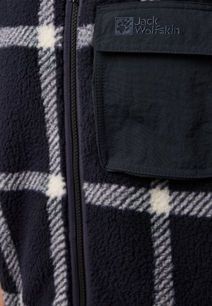 Gilet en polaire marine avec motif à carreaux blancs, fermeture éclair sur le devant et poche en nylon noire. Dispose d'un patch logo et d'un tissu texturé doux.