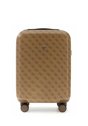 Valise rigide marron avec motif répétitif de logo, quatre roues pivotantes et une poignée supérieure, marquée d'un logo triangulaire central Guess.