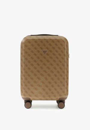 Valise rigide marron avec motif répétitif de logo, quatre roues pivotantes et une poignée supérieure, marquée d'un logo triangulaire central Guess.