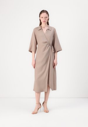 Beige Wickelkleid mit Kragenverschluss, dreiviertellangen Ärmeln, seitlicher Bindung und einer leicht ausgestellten Silhouette. Tragen Sie es mit Riemchenschuhen.