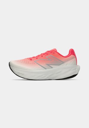 Athletisk sko med en gradient rosa og hvit mesh-overdel, med en sølv logo, polstret såle og teksturert gummiyttersåle.
