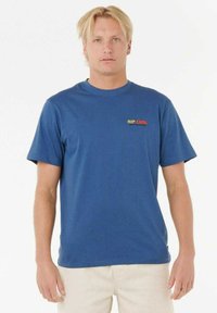 Blaues Baumwoll-T-Shirt mit kurzen Ärmeln und Rundhals. Verfügt über ein mehrfarbiges "RIP CURL"-Logo auf der linken Brust. Einfaches Design, lockere Passform.
