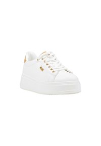 Sneaker bianca con una superficie liscia simile alla pelle, design con lacci e occhielli dorati. Presenta un accento contrastante color tan sul tallone.
