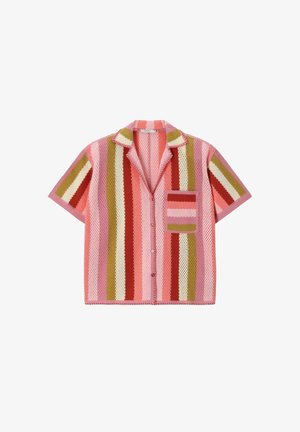Chemise en maille à manches courtes avec boutons, rayures verticales rose, rouge, olive et crème et poche poitrine rayée assortie.