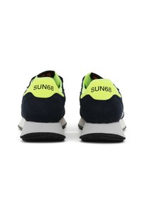 Sneakers in suede blu Navy con dettagli sul tallone in verde fluo. Presentano una suola spessa grigia con battistrada in gomma nera. Marchio "SUN68" sul tallone.