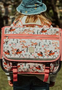 Rugzak met een roze en witte stof met paardenpatroon, met een voorzak met ritssluiting, verstelbare schouderbanden en een logo-label.