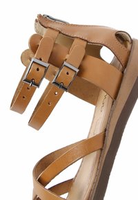 Derimod Sandali - light brown
