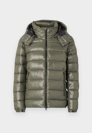 Giacca imbottita verde oliva con zip frontale, colletto alto, due tasche laterali e cappuccio nero removibile con chiusure a scatto.
