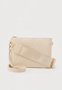 Bolso bandolera de cuero beige con patrones de logotipos circulares en relieve, herrajes dorados y correa ancha ajustable de tela sobre fondo blanco.