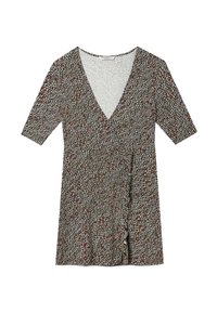 Vestido envolvente de tejido texturizado con un patrón en negro, blanco y rojo. Tiene mangas cortas y un escote en V profundo.