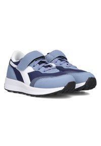 Sneakers blu e navy con tomaia in mesh e materiale sintetico, dettagli bianchi, cintura regolabile, punta arrotondata e suola in gomma.