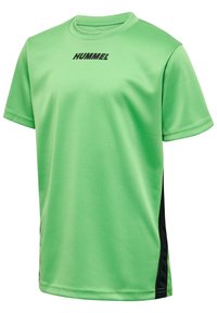 Grünes Sport-T-Shirt mit kurzen Ärmeln, schwarzen Seitenpaneelen und auffälligem „HUMMEL“-Logo mittig auf der Brust.