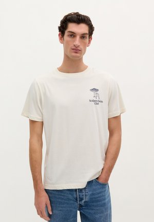 Crème-kleurig katoenen t-shirt met korte mouwen, voorzien van een decoratieve print op de linkerborst met de tekst "Scalpers Swim Club."