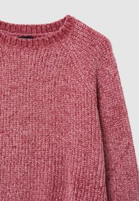 Maglione lavorato a maglia rosa testurizzato con scollo rotondo e maniche raglan. Caratterizzato da un materiale morbido, a coste e una trama spessa e accogliente.