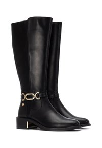 Botas altas de cuero negro hasta la rodilla con un acento de cadena dorada alrededor del tobillo y un pequeño tacón cuadrado con un detalle metálico.