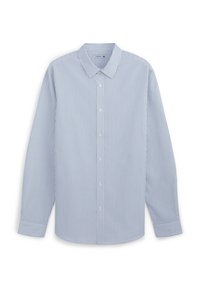Camicia azzurra chiara con sottili righe verticali bianche, maniche lunghe e colletto classico. Presenta bottoni bianchi lungo il davanti.