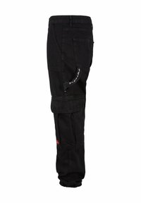 Schwarze Cargo-Hosen mit lockerer Passform, seitlichen und hinteren Taschen, elastischen Bündchen und einem gestickten Logo-Detail an der Seite.