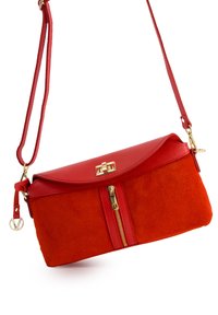 Rote Handtasche mit einem strukturierten Lederoberen und einem weichen Wildlederunterteil, ausgestattet mit einem Reißverschlussdetail auf der Vorderseite und einem verstellbaren Tragegurt.