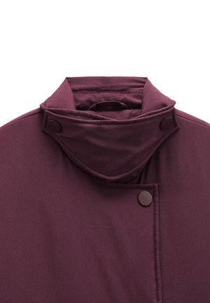 Kurtka śliwkowa z wysokim kołnierzem, zapinana na zatrzaski, z wielowarstwową, zapinaną na guziki klapą przy szyi dla dodatkowego ciepła i stylu.