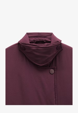 Kurtka śliwkowa z wysokim kołnierzem, zapinana na zatrzaski, z wielowarstwową, zapinaną na guziki klapą przy szyi dla dodatkowego ciepła i stylu.