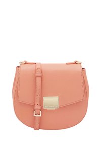 Ronde perzikkleurige leren schoudertas met een klep-sluiting en gouden metalen hardware. Verstelbare strap voor verschillende lengtes. Soepele textuur.