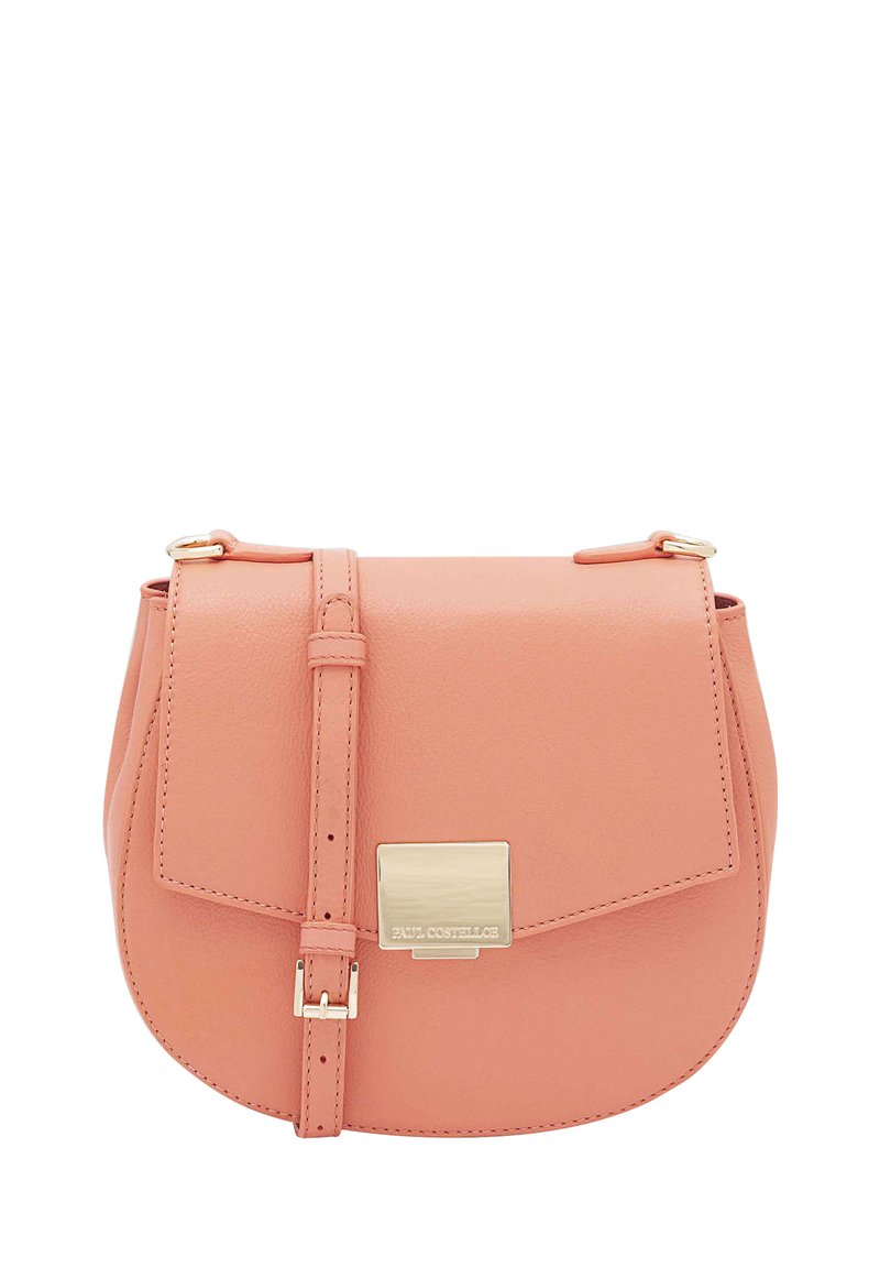 Ronde perzikkleurige leren schoudertas met een klep-sluiting en gouden metalen hardware. Verstelbare strap voor verschillende lengtes. Soepele textuur.