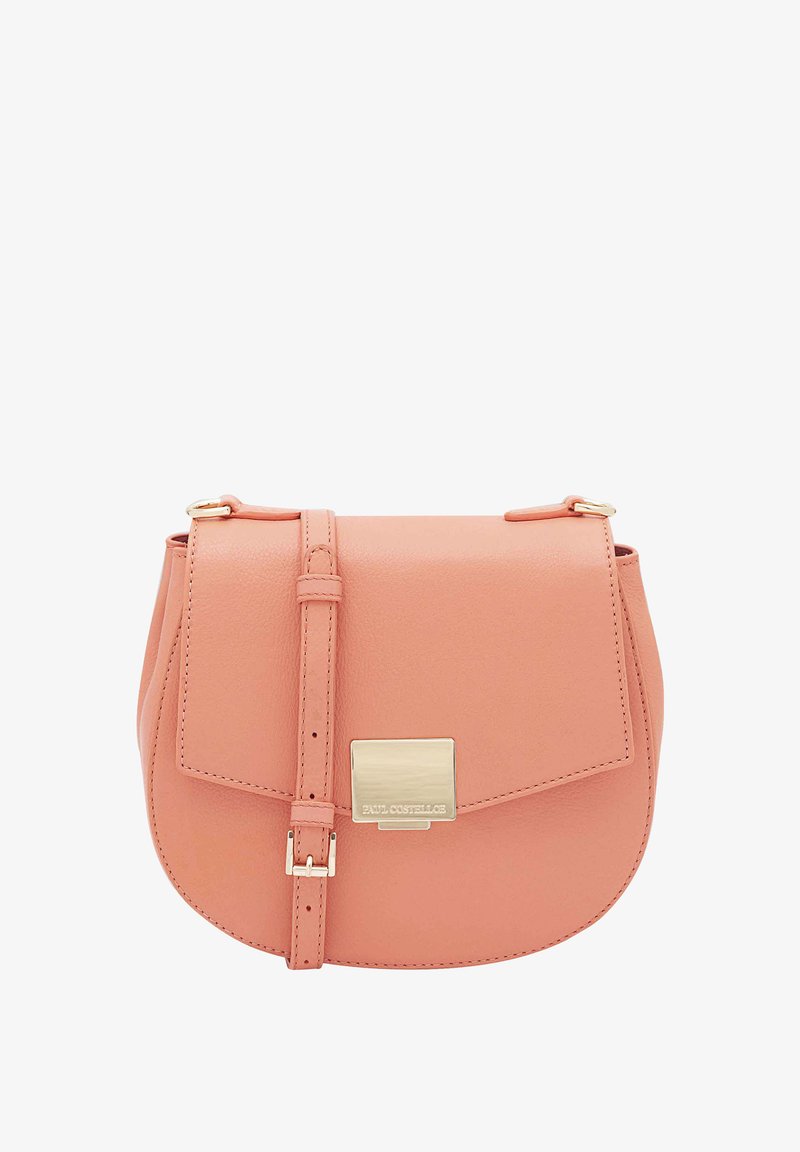 Ronde perzikkleurige leren schoudertas met een klep-sluiting en gouden metalen hardware. Verstelbare strap voor verschillende lengtes. Soepele textuur.