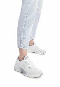Zapatillas deportivas blancas con parte superior de malla, diseño de cordones y acentos grises. Ligera, con puntera redonda y suela texturizada.