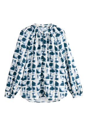 Witte blouse met een blauw abstract rasterpatroon, lange mouwen, geplooide halslijn en een relaxte pasvorm. Zachte stof met een subtiele textuur.