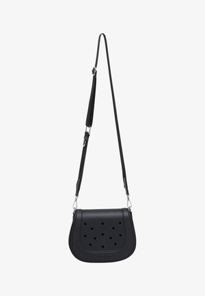 Zwarte schoudertas met verstelbare riem en geperforeerde ronde gaten op de voorflap, gemaakt van glad materiaal.