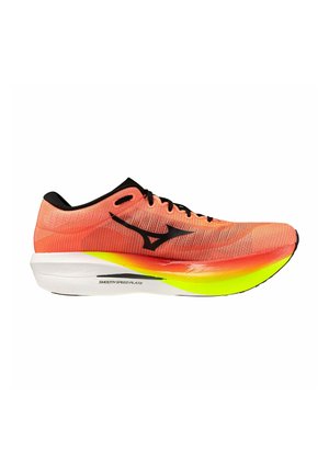 Orange-schwarzer Laufschuh mit knallgelber und weißer Sohle, schwarzen Schnürsenkeln und "Smooth Speed Plate" Text an der Außenseite der Mittelsohle.