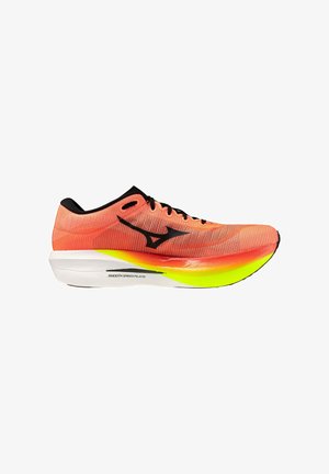 Orange-schwarzer Laufschuh mit knallgelber und weißer Sohle, schwarzen Schnürsenkeln und "Smooth Speed Plate" Text an der Außenseite der Mittelsohle.