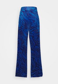 Pantalon à jambes larges bleu et noir à motif tourbillonnant, avec le texte "Juicy Couture" intégré dans le design, présenté sur un fond blanc.
