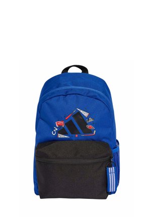 Mochila azul y negra con bolsillo delantero con cremallera, bolsillo lateral de malla y gráfico con temática deportiva sobre el logotipo de Adidas en el compartimento principal.