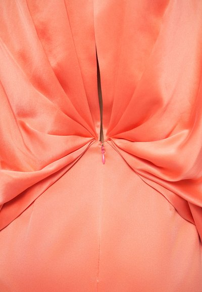 Κοραλί σατινέ φόρεμα με ρυτιδωμένο ύφασμα γύρω από μια κεντρική πλάτη με σκίσιμο, με φερμουάρ διακοσμημένο με ροζ χάντρα.