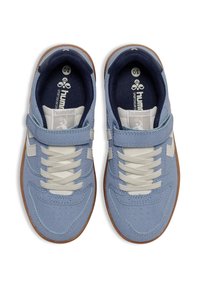 Lichtblauwe sportschoenen met een klittenbandsluiting, witte accenten en een beige rubberen zool. Heeft een gestructureerde stof en een geperforeerd teengebied.