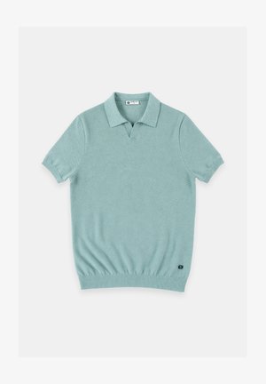 Hellgrünes kurzärmeliges Strick-Poloshirt mit Kragen, V-förmigem Ausschnitt, gerippten Bündchen und Saum, flach auf einem weißen Hintergrund ausgelegt.