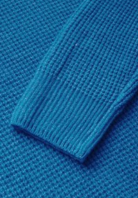Gestreifter Pullover in leuchtendem Blau mit strukturiertem Muster und gerippten Bündchen. Weiches Material mit leichtem Glanz.