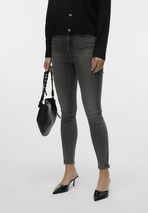 - Jeansy Skinny Fit