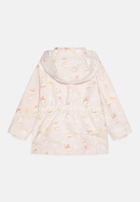 Imperméable rose clair avec un imprimé fantaisiste de lapins et de soleils. Comprend une capuche et une taille élastique pour le confort et l'ajustement. Texture lisse.