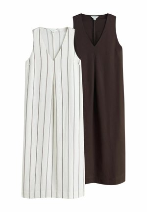 Dwie sukienki midi bez rękawów z dekoltem w serek obok siebie; jedna biała z cienkimi pionowymi czarnymi paskami, druga jednolita ciemnobrązowa.